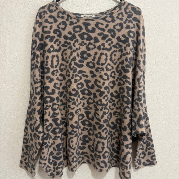 indigo soul Tops - Indigo Soul Leopard Print Dolman Sleeve Knit Top Tan Gray Size Large RN 109224